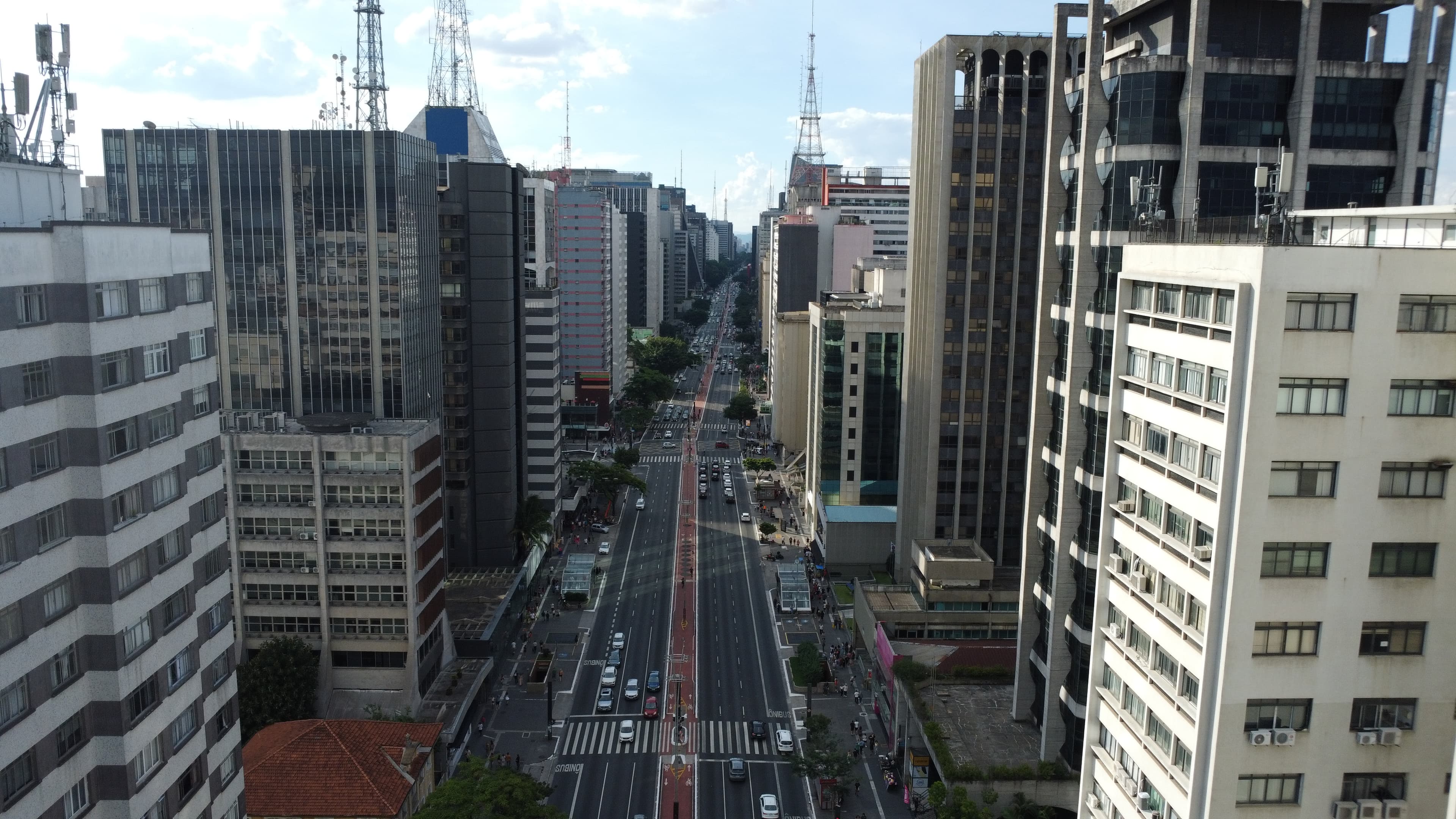 Fotografia aérea de uma avenida entre edifícios